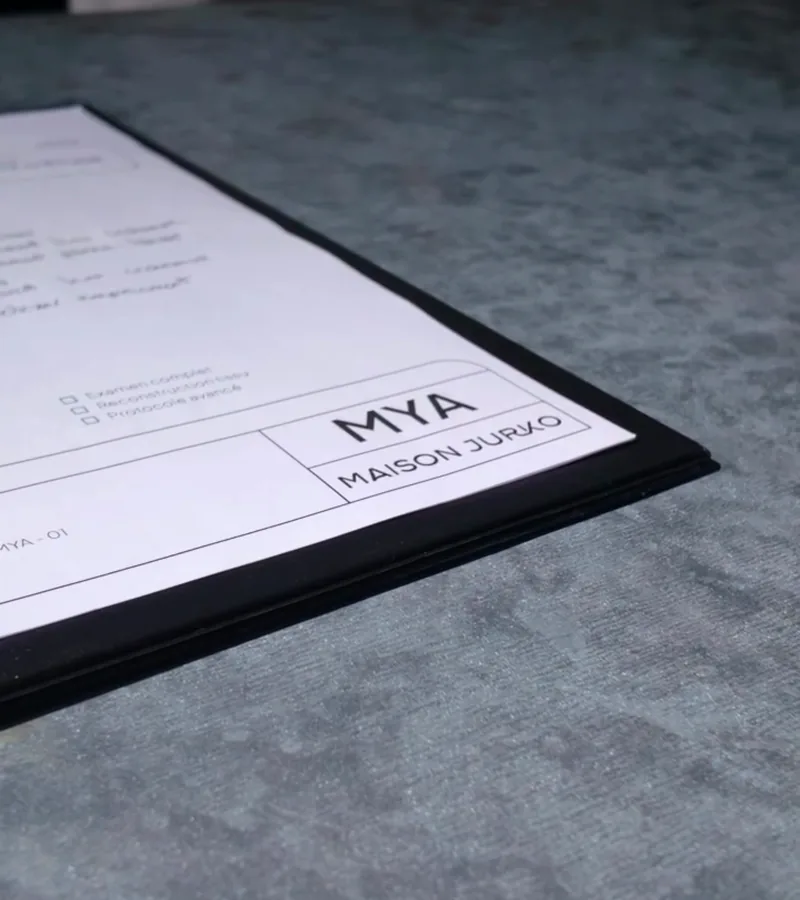 Fiche client MYA aux en-têtes Maison Jurko, sur porte-documents noir