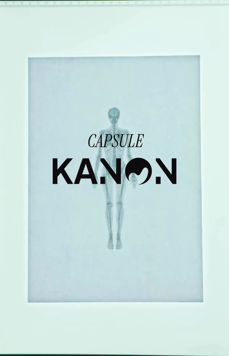 Planche anatomique d'un corps sur négatoscope, marquée Capsule KANON